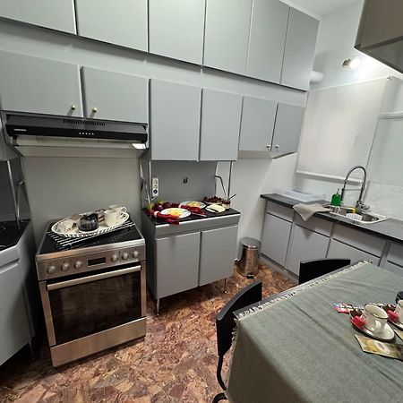 Ferienwohnung Living Near Acropolis By Sylvia Staikou 2Nd & 3D Floor Athen Exterior foto