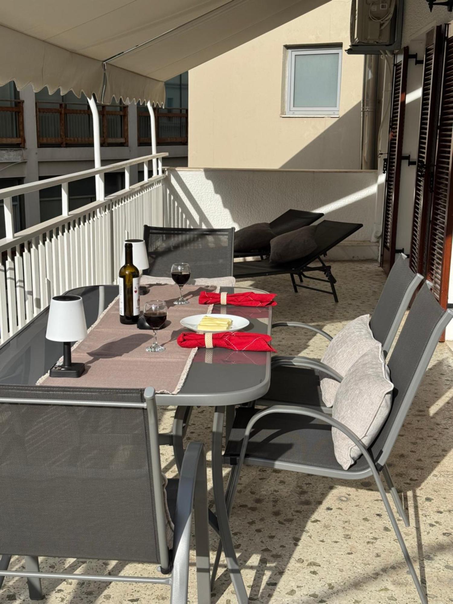 Ferienwohnung Living Near Acropolis By Sylvia Staikou 2Nd & 3D Floor Athen Exterior foto