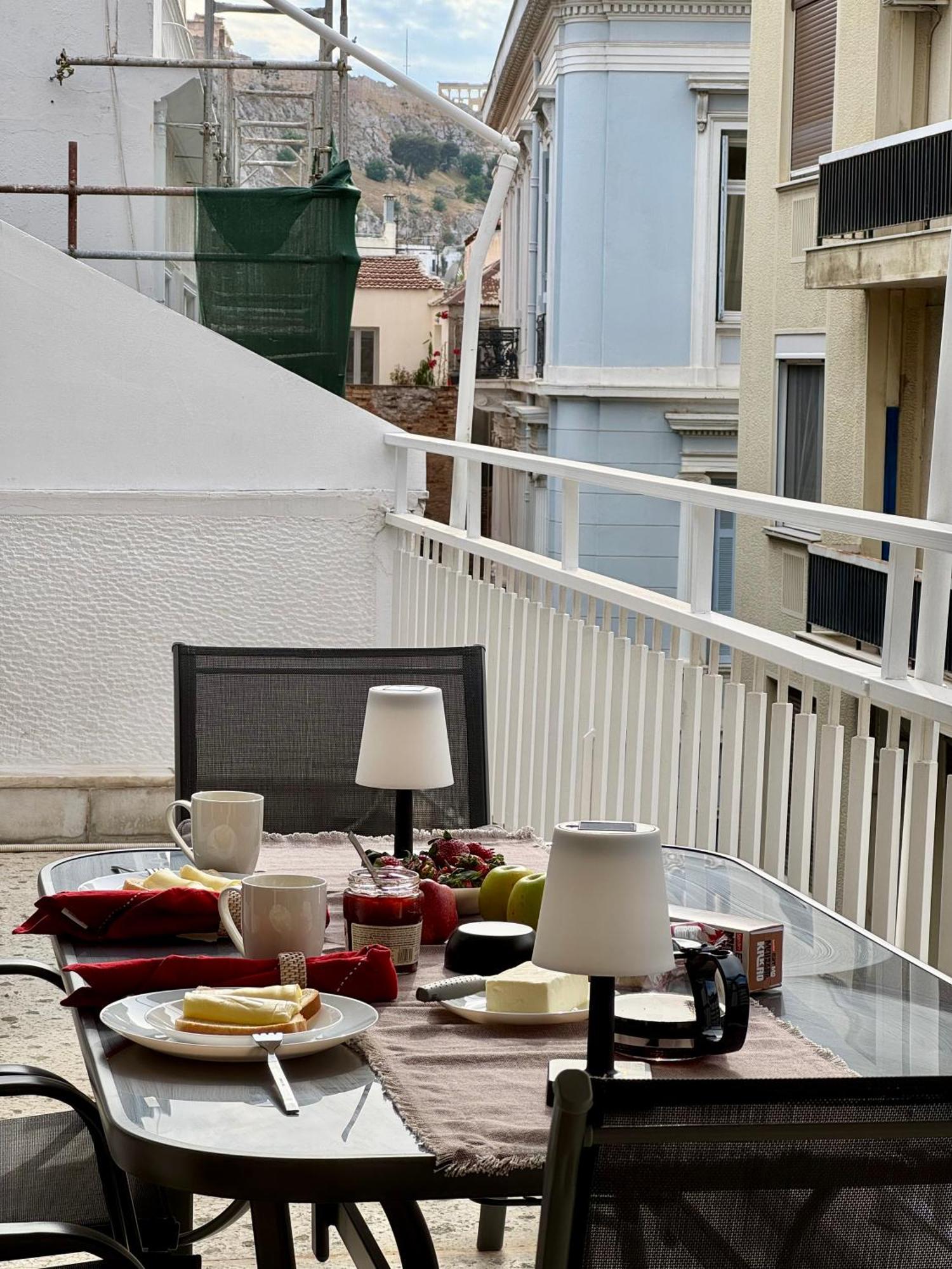 Ferienwohnung Living Near Acropolis By Sylvia Staikou 2Nd & 3D Floor Athen Exterior foto