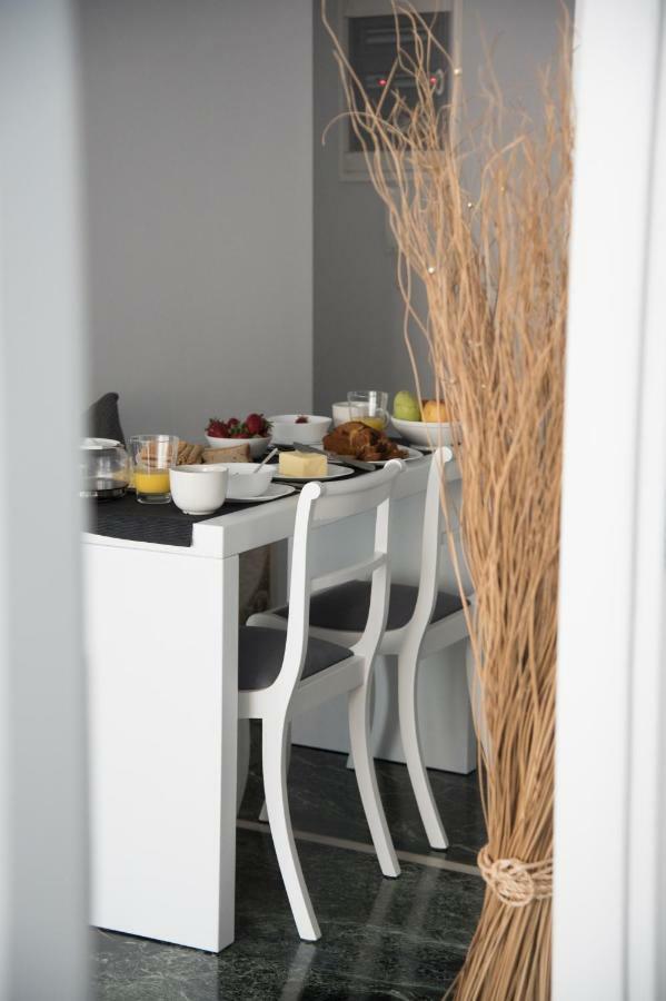 Ferienwohnung Living Near Acropolis By Sylvia Staikou 2Nd & 3D Floor Athen Exterior foto