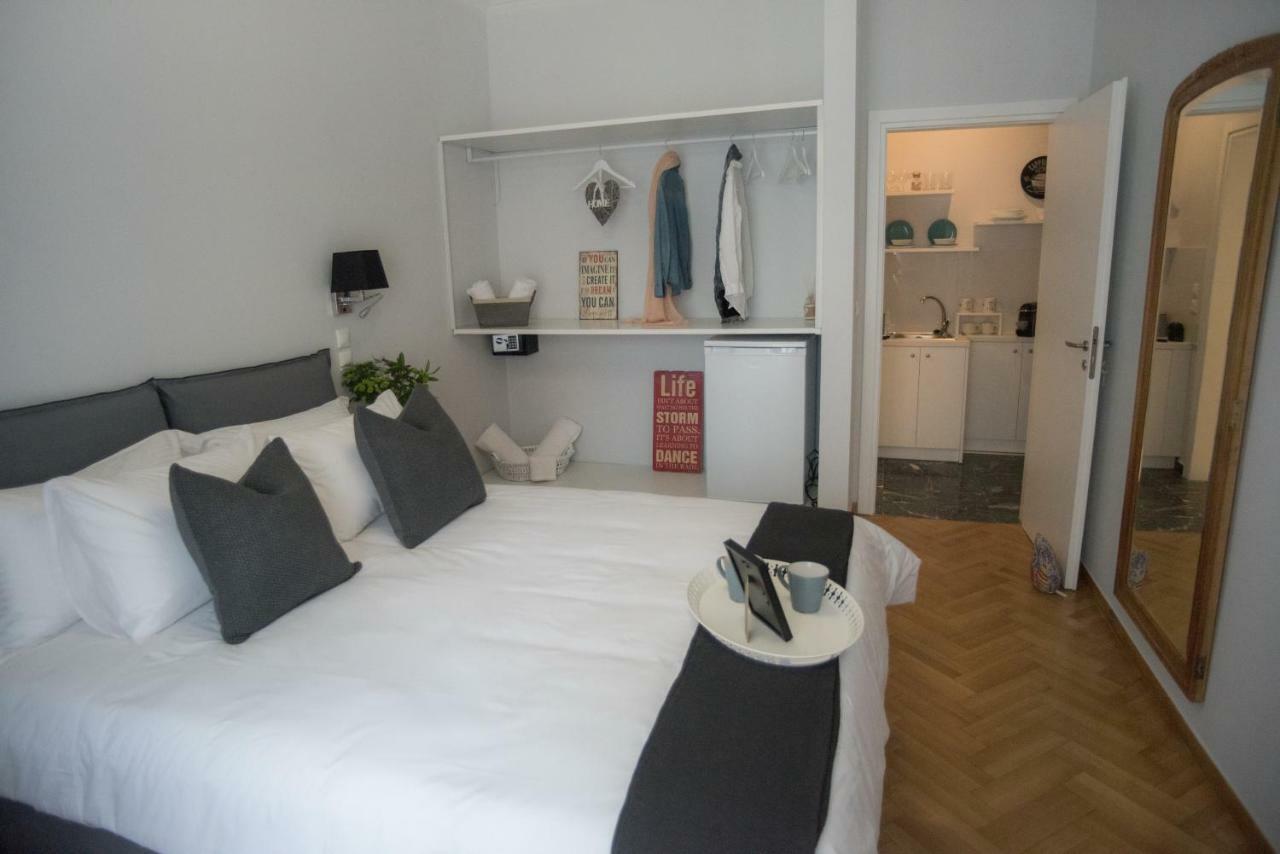 Ferienwohnung Living Near Acropolis By Sylvia Staikou 2Nd & 3D Floor Athen Exterior foto