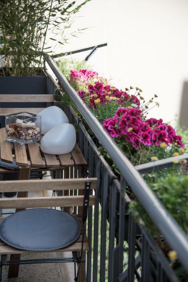 Ferienwohnung Living Near Acropolis By Sylvia Staikou 2Nd & 3D Floor Athen Exterior foto